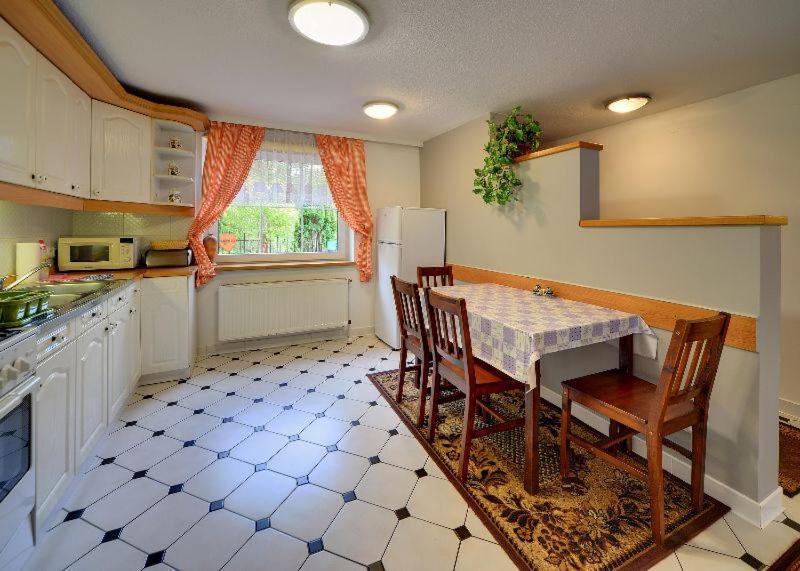Apartamentvanessa คาร์ปัตซ์ ภายนอก รูปภาพ